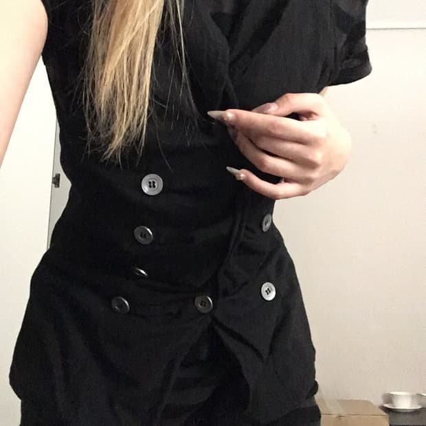 Button asymmetry vest