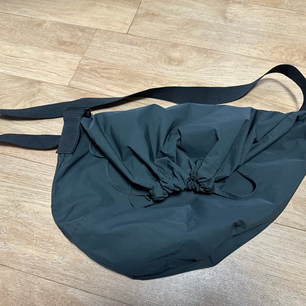 유니클로 U 드로우스트링 숄더백 블랙