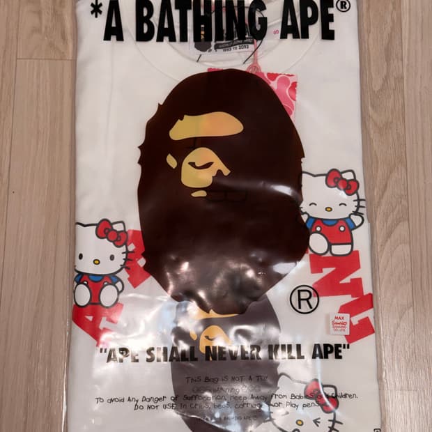 (새상품) 베이프 산리오 콜라보 반팔티 헬로키티 S