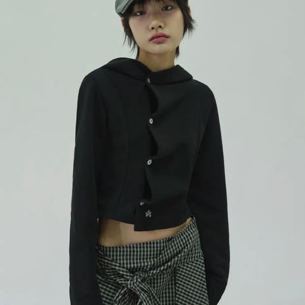 슬릭글로우 스몰 로고 사이드 버튼 셔링 후드 탑[블랙]