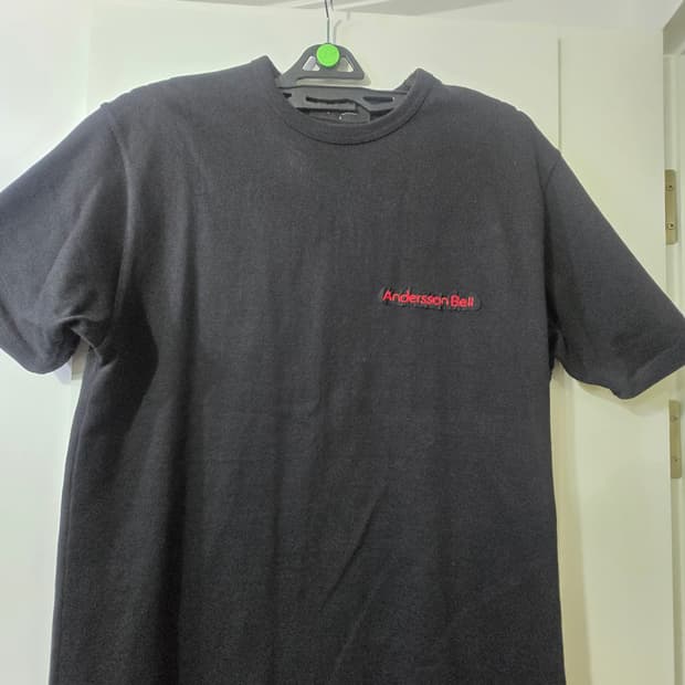 엔더슨벨 블랙 티셔츠
