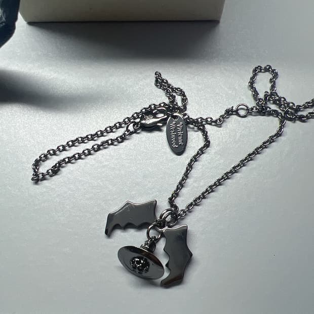 비비안웨스트우드 박쥐 목걸이