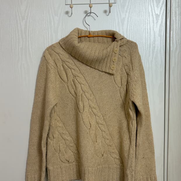 베이지 사선 단추 사선 니트