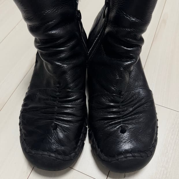 핀턱 디테일 램 레더부츠 240