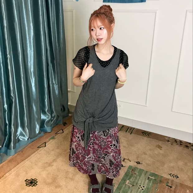 도트 이너와 그레이 매듭 슬리브리스를 레이어드한 그런지 키치 룩𓂃˖₊