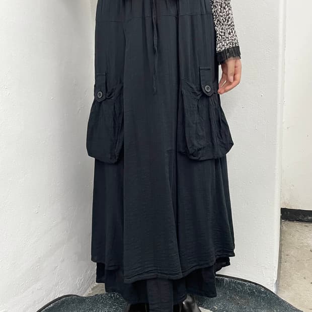 블랙 포켓 디테일 롱스커트
