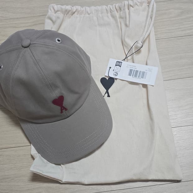 아미 스몰 하트 볼캡 TAUPE 색상