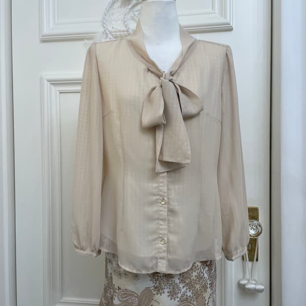 beige bow point autumn blouse(size-11)