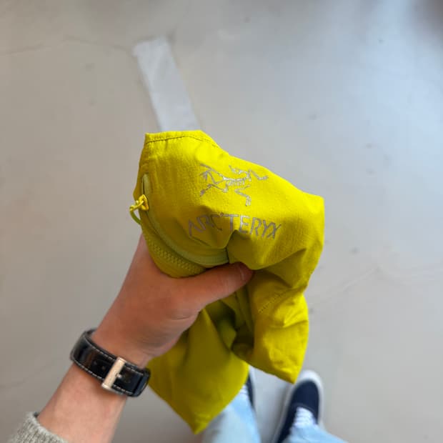 아크테릭스 스쿼미시 윈드브레이커