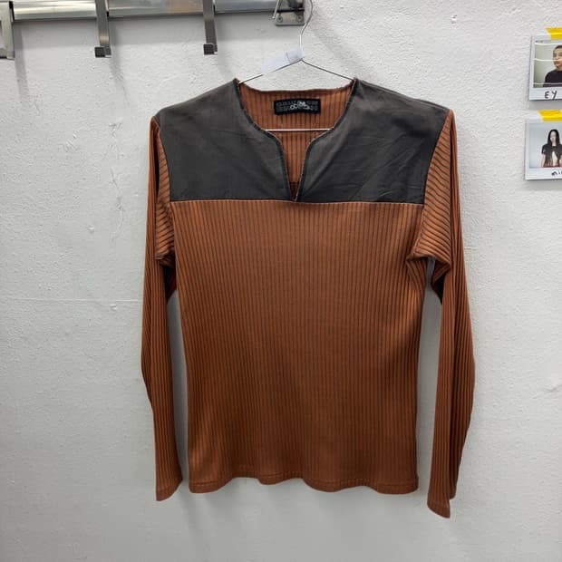 고티에옴므 브이슬릿넥 패널배색 탑