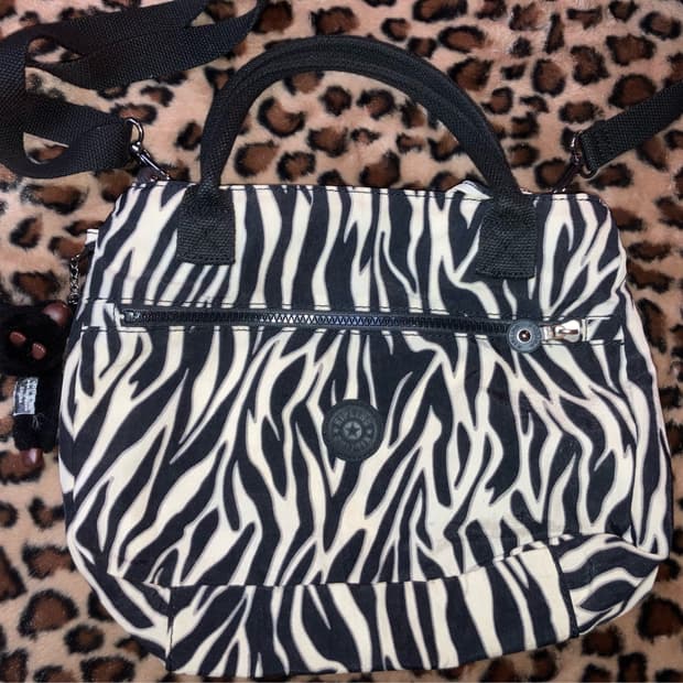 키플링 지브라 크로스백