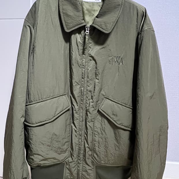 유니클로 JW앤더슨 봄버 판매합니다.