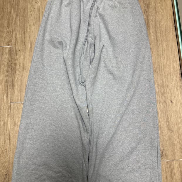 에모스탠스클럽 벨트 루프 스웻팬츠 MEGA