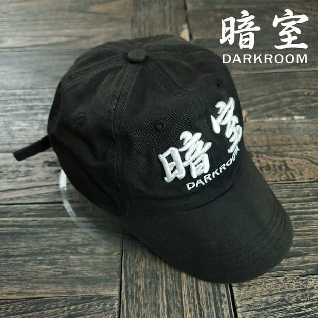 [다크룸 스튜디오] 빅로고 자수 볼캡 블랙 M19585