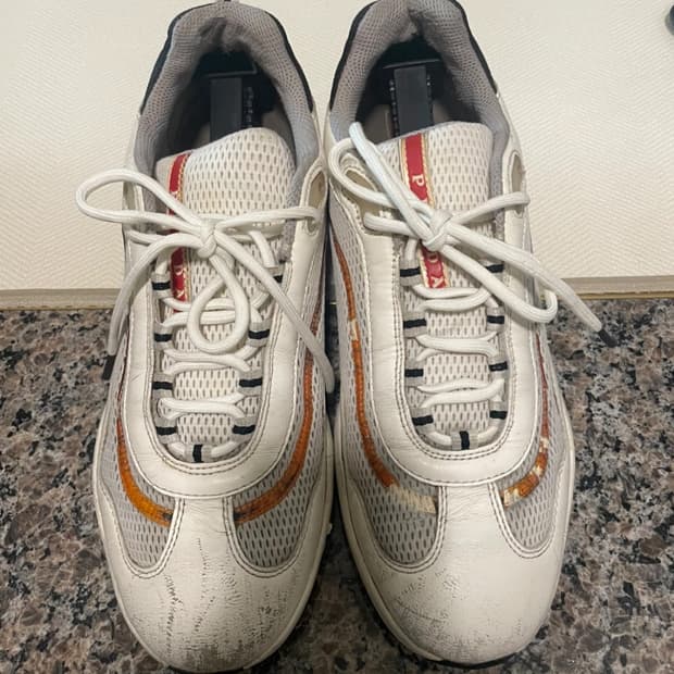 프라다 화이트 스니커즈 275