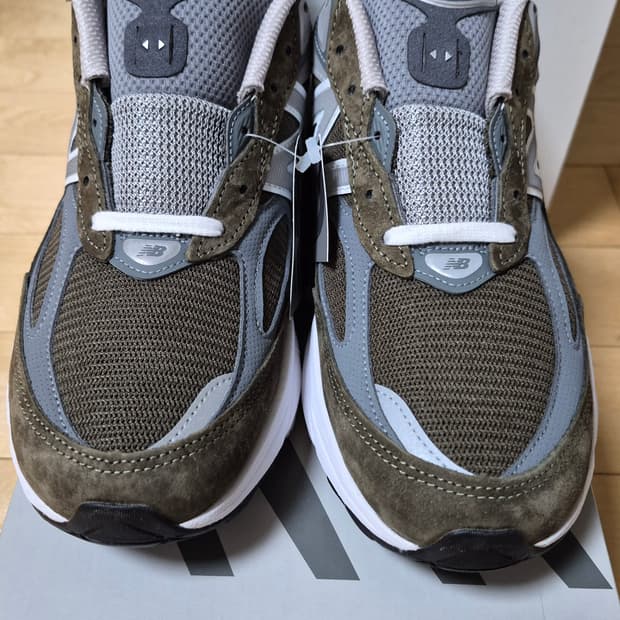 (새상품)뉴발란스 990V6 270