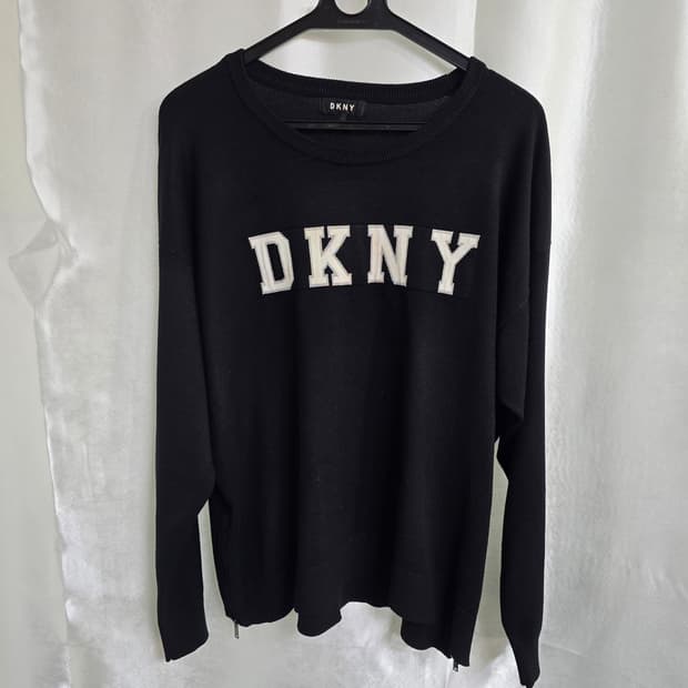 DKNY 블랙 로고 니트 긴팔티 (2012)