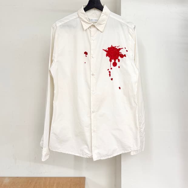 꼼데가르송 화이트 레드 비즈 페인팅 셔츠