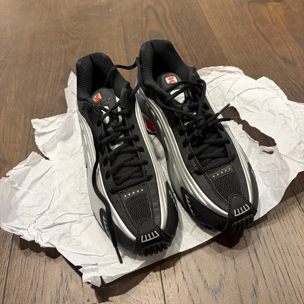 Nike Shox R4 Black and Metallic Silver