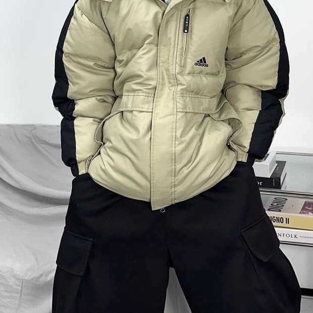아디다스 올드스쿨 사이드라인 베이지 패딩 100