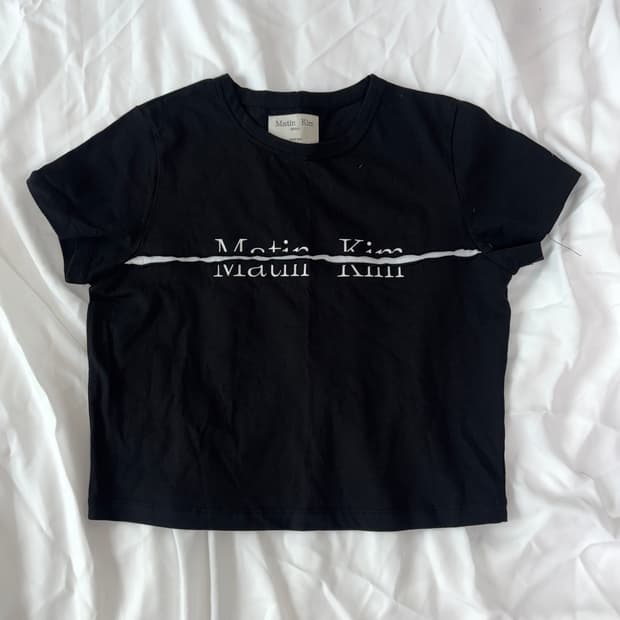마뗑킴(Matin Kim) 로고 커티드 티셔츠 블랙