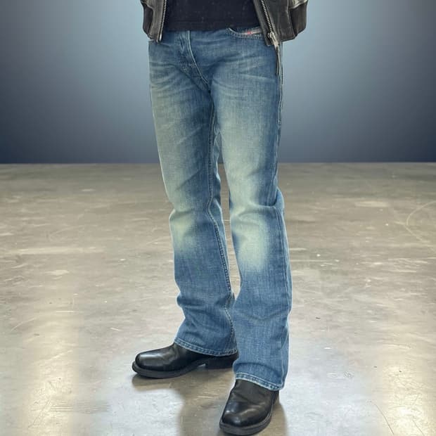 디젤 자티니 워싱 레귤러 플레어 부츠컷 데님팬츠