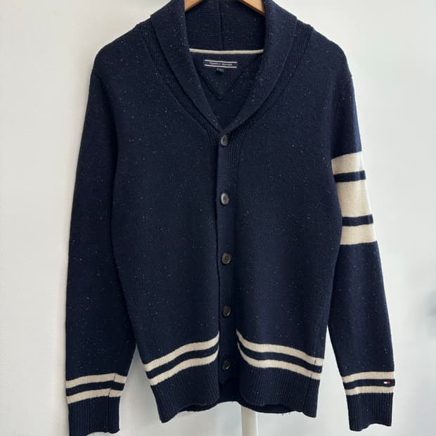 타미힐피거 로고 숄카라 가디건