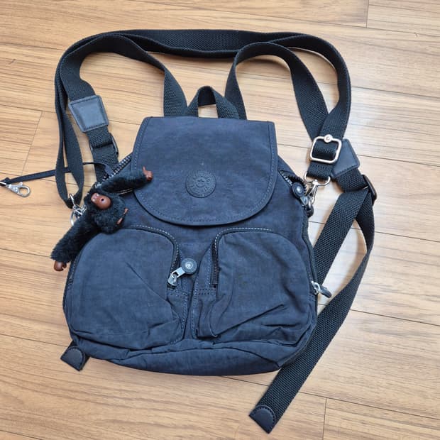 키플링 백팩 챠콜 색상입니다. 가볍고 수납공간도 넉넉해서 이것저것 넣고 