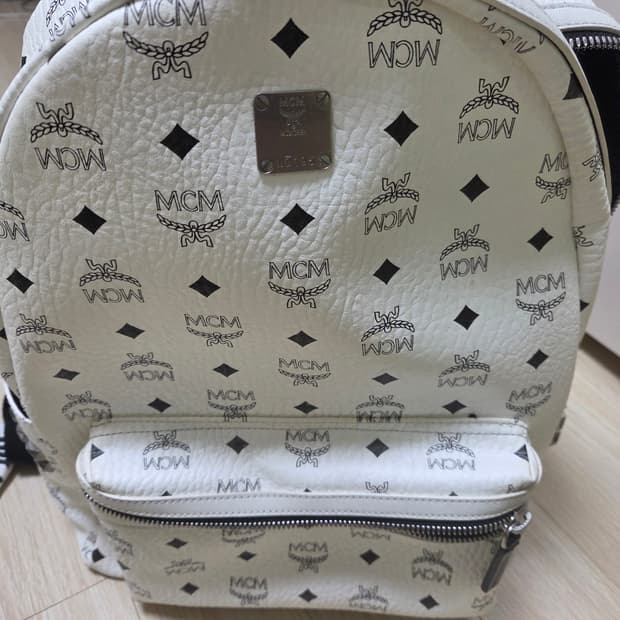 MCM 비세토스 스타크 사이드 스터드 백팩 화이트 L