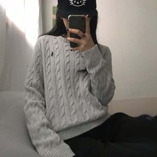 폴로 연그레이 케이블 니트