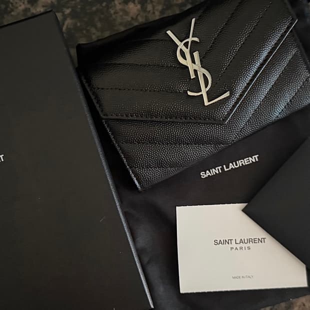 입생로랑 지갑 미사용 새제품