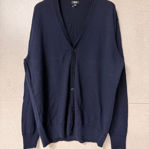 유니클로 남자 모100 얇은 브이넥 가디건 니트