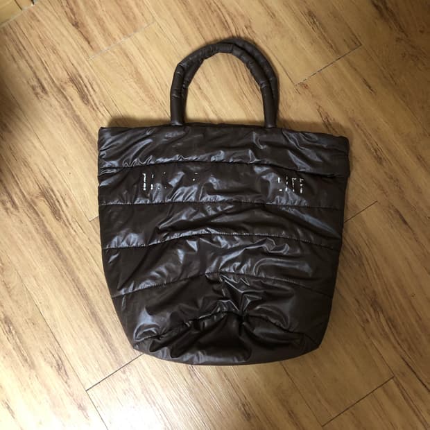 브라운 패딩 숄더백