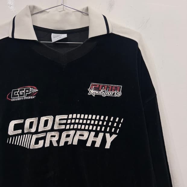 코드그라피 패치로고 카라 브이넥 벨벳 맨투맨