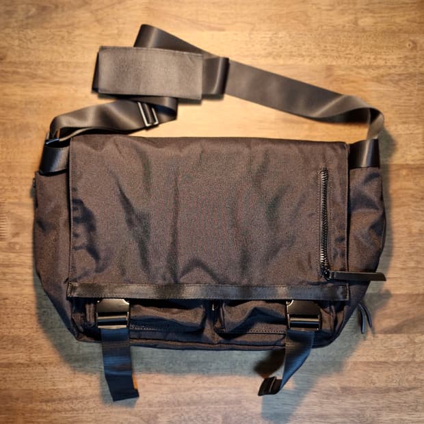 SSRL Dual Pocket Messenger Bag /

BLACK