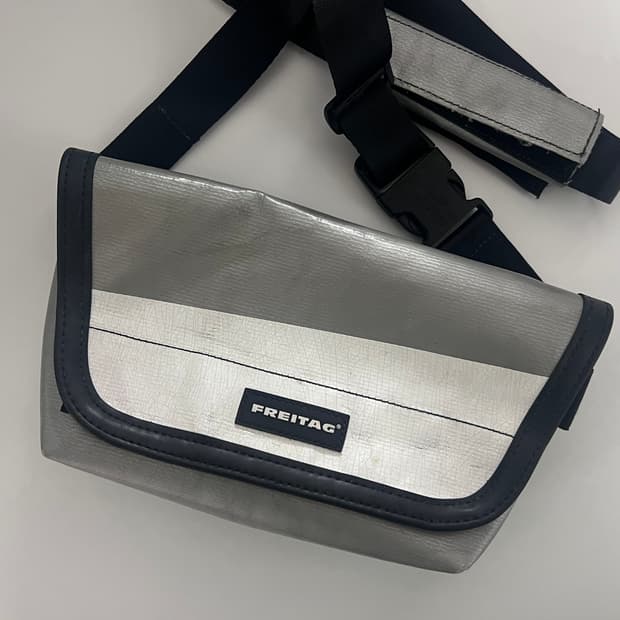 프라이탁 제이미 실버 메신저백