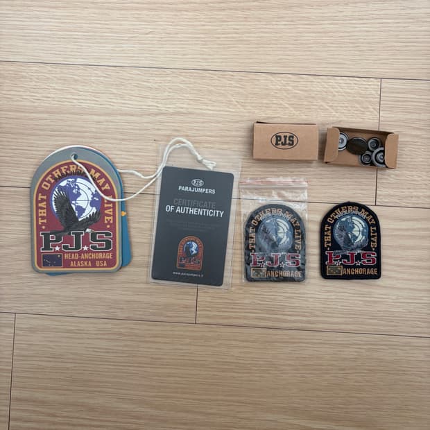 파라점퍼스 와펜, 카드, 단추 등 부속품 