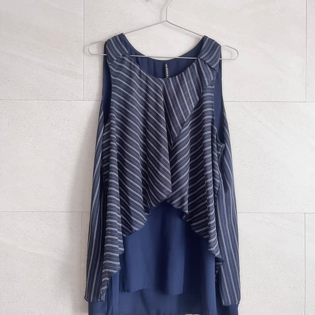 네이비 스트라이프 레이어드 슬리브리스