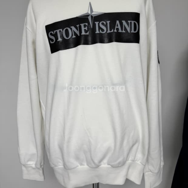 스톤아일랜드 맨투맨 화이트.   M
