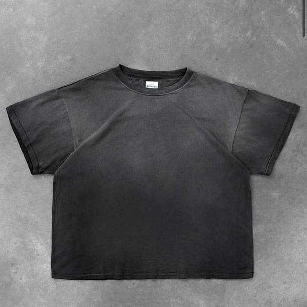 Akimbo faded black tee