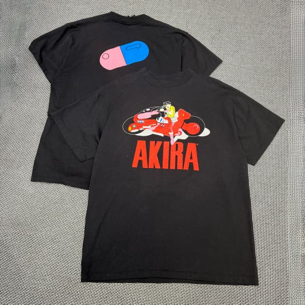 새상품) AKIRA 아키라 알약 프린팅티셔츠 (L/XL)