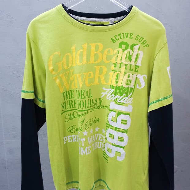 Jeaning Wild 그래픽 레이어드 티셔츠