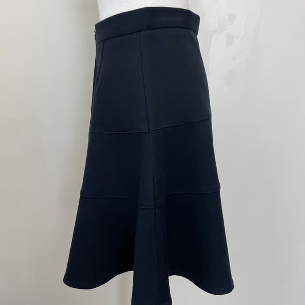 끌로에 네이비 스커트 