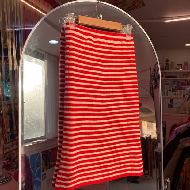 레드 스트라이프 니트 미디 스커트