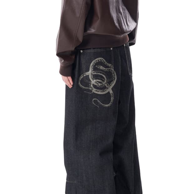 아캄 Snake printed denim pants (Black)