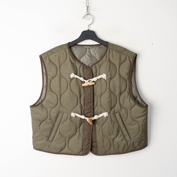 66/에잇세컨즈 퀼팅 토글단추 베스트