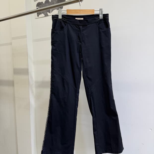 SANDRO 펀칭 사이드 라인 부츠컷 팬츠 