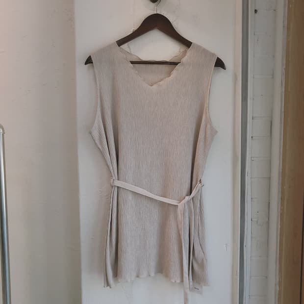 Lutique 벨티드 플리츠 슬리브리스