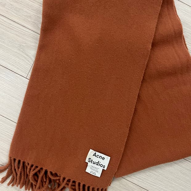 아크네 스튜디오 울 머플러 브라운 색상입니다. 100% 울 소재로 되어있