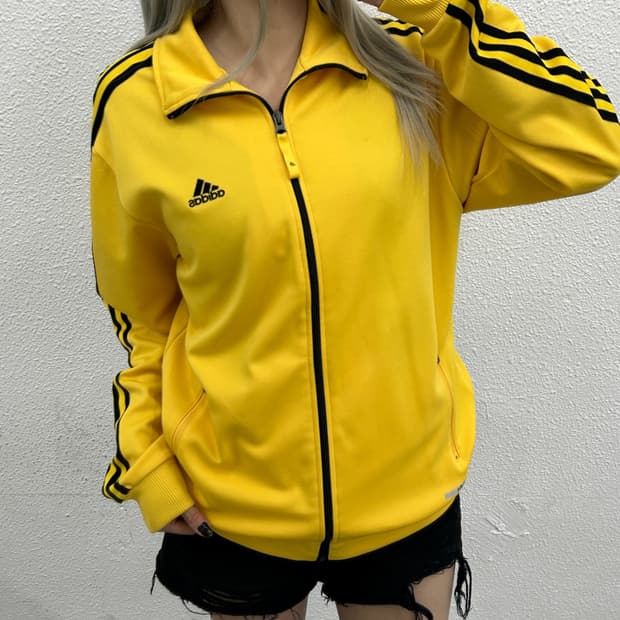 아디다스 에센셜 블랙라인 옐로우 트랙탑 105